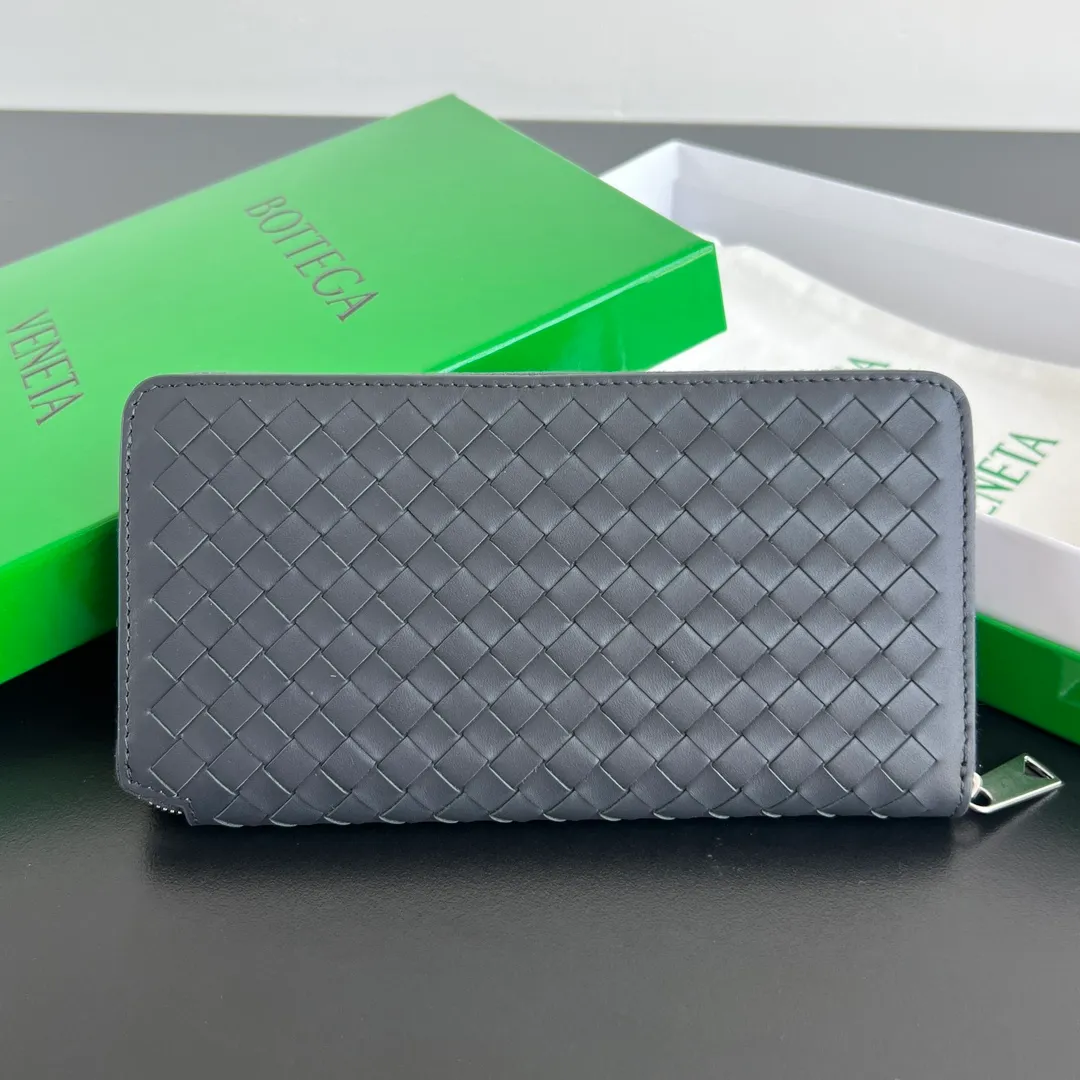 #Bv New Fine Woven Wallet 814680 The beloved small braid is back🎈Made of cowhide braid, soft, comfortable and textured. The detailed internal partition design and high-quality lining material ensure the durability and orderliness of the wallet. It can store cash/cards and other small items. It is very practical. It is enough to take it with you when you go out. This wallet is definitely your best choice. Size: 19x10x2 P1000